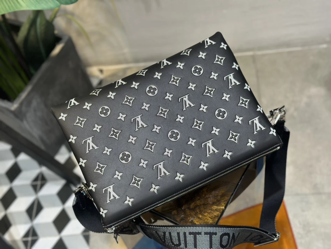 Replica Louis Vuitton Coussin Monogram Lambskin Mm M21661 Black/Gray - Image 3
