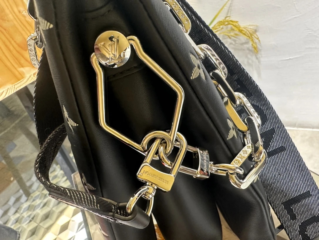 Replica Louis Vuitton Coussin Monogram Lambskin Mm M21661 Black/Gray - Image 6
