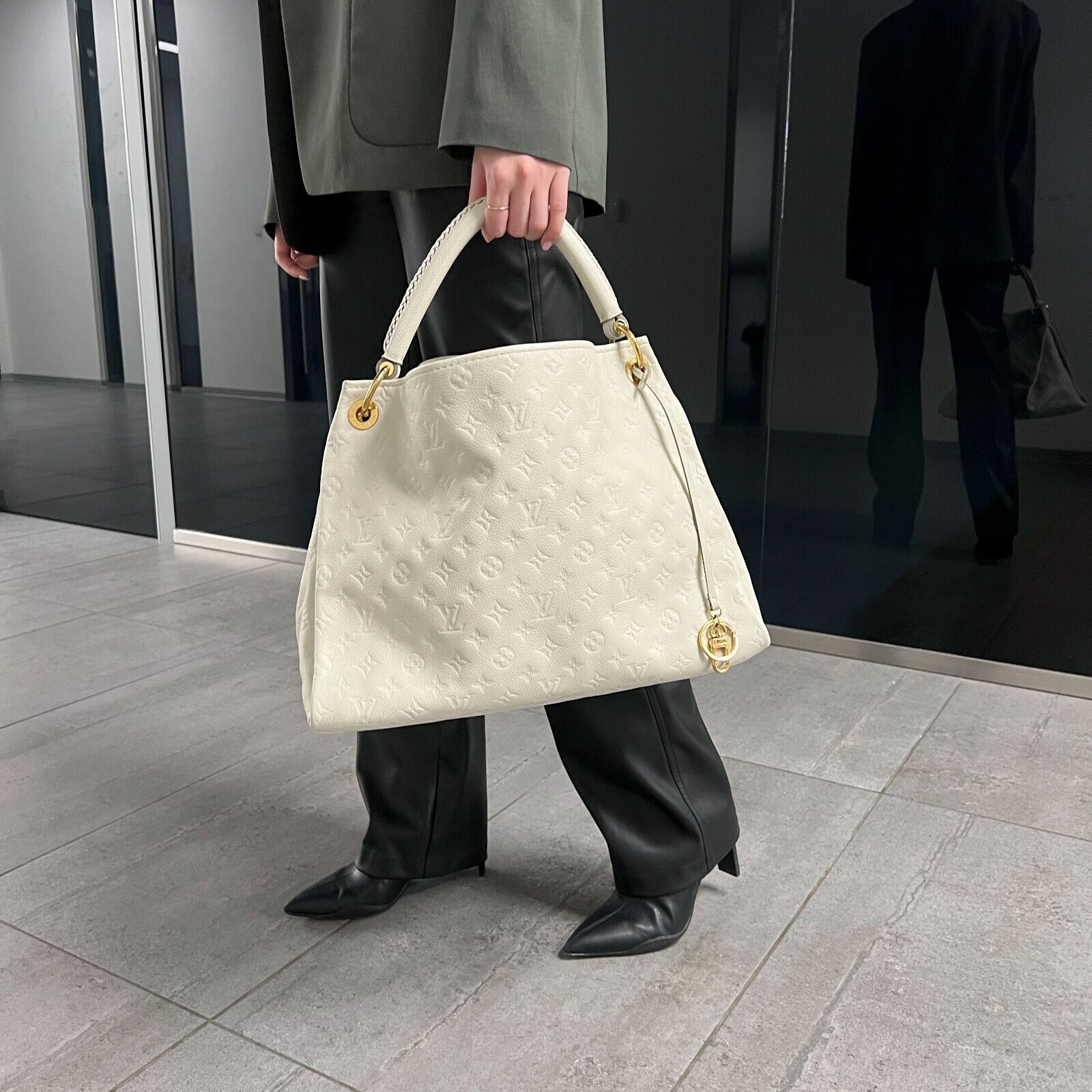Replica Louis Vuitton Artsy Mm Classic Monogram Empreinte Mbossed White Leather Shoulder Bag M93449 - Image 9
