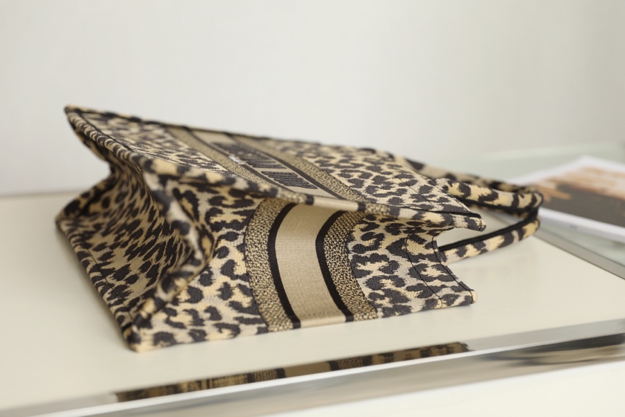 Replica Dior Book Tote Medium Beige Multicolor Mizza Embroidery M1296Zrhm_M918 - Image 4