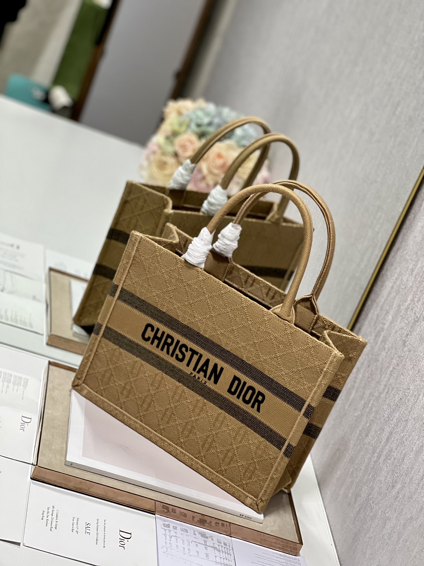 Replica Dior Book Tote Medium Natural Cannage Raffia M1296Zsqd_M925 - Image 7