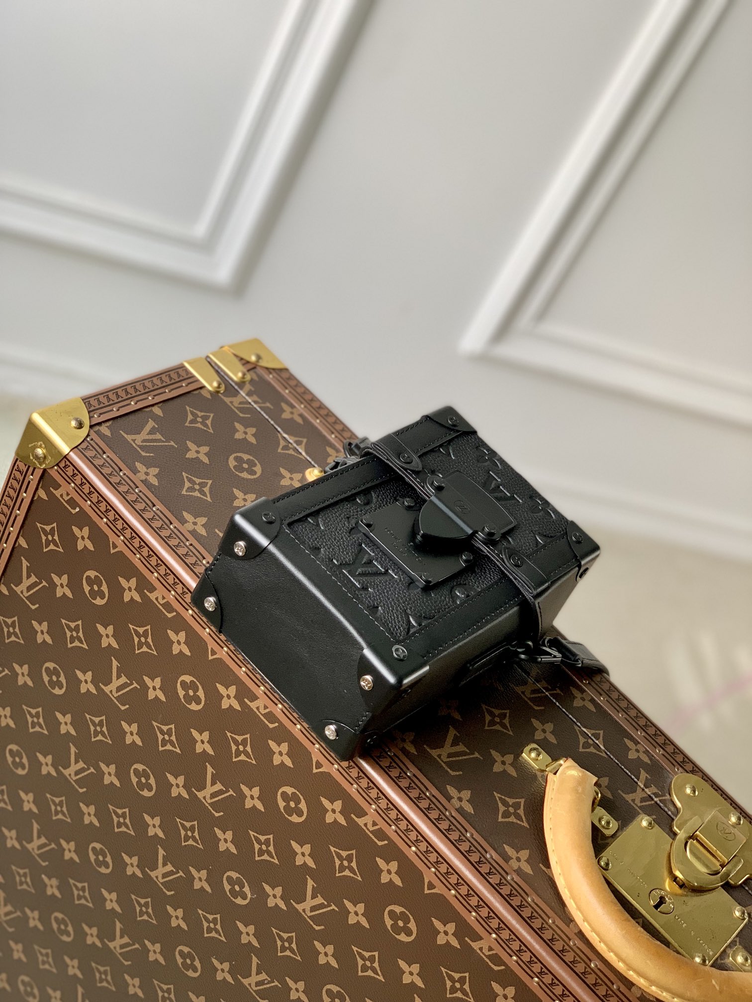 Replica Louis Vuitton Vertical Trunk Wearable Wallet M82070 - Image 9