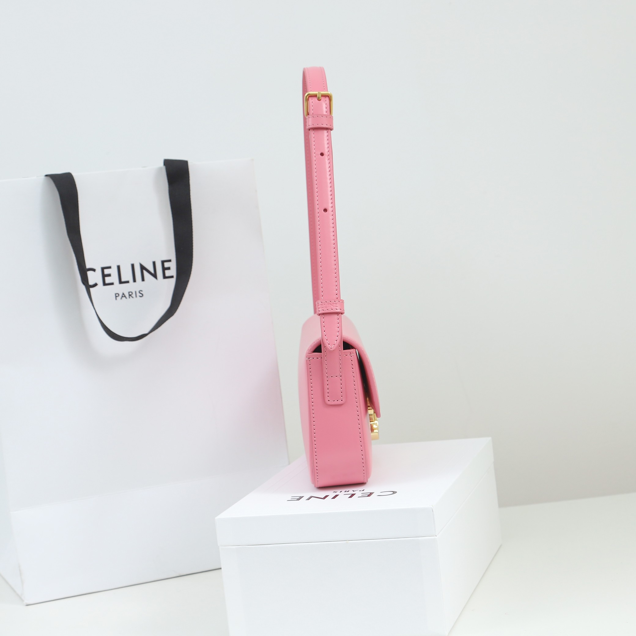 Replica Celine Shoulder Bag Triomphe In Shiny Calfskin Pink - Image 4