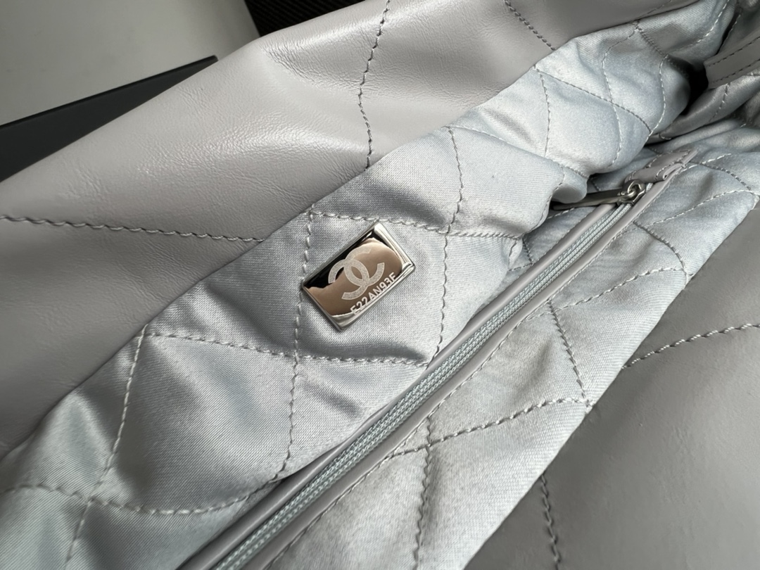 Replica Chanel 22 Bag White - Image 2