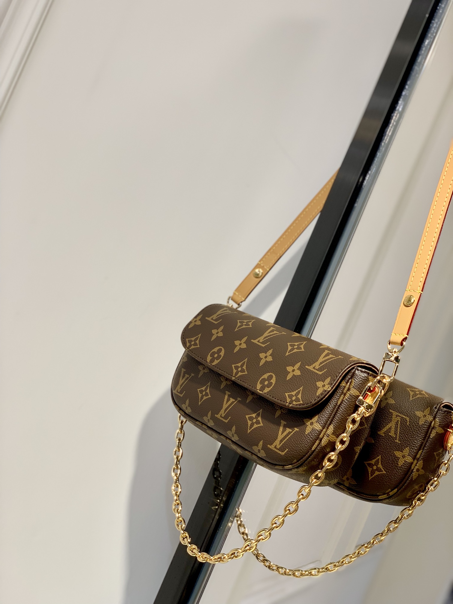Replica Louis Vuitton Wallet On Chain Ivy M81911 - Image 2