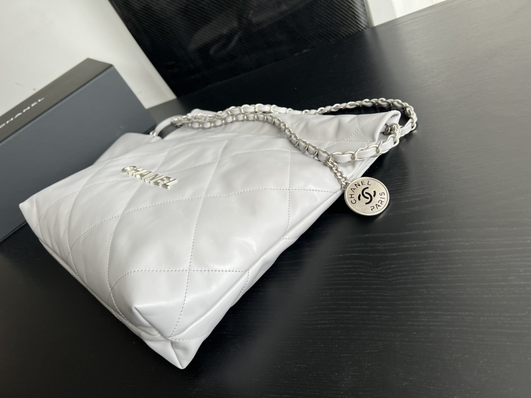Replica Chanel 22 Bag White - Image 8