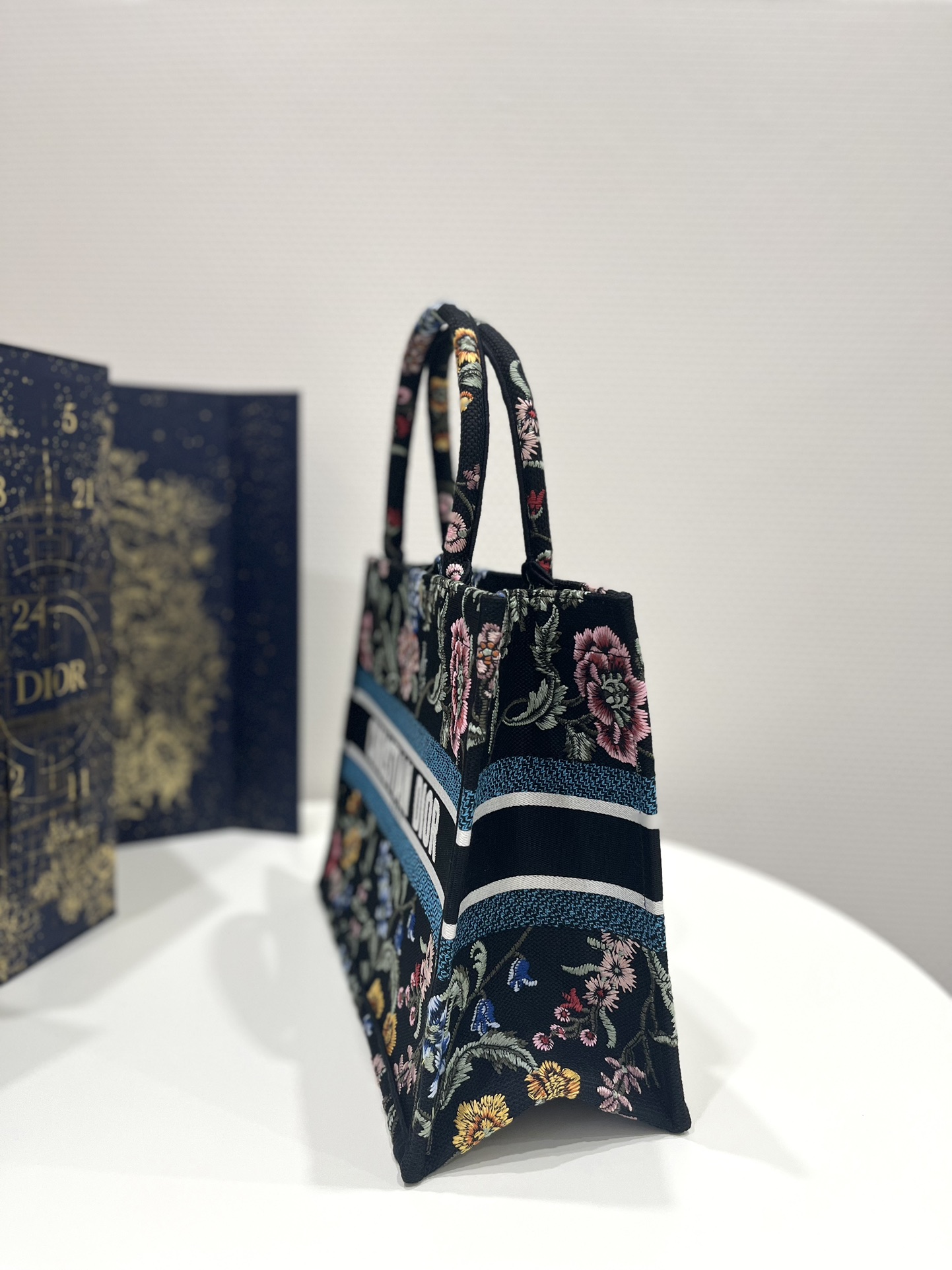 Replica Dior Book Tote Medium Black Multicolor Dior Petites Fleurs Embroidery M1296Zeau_M911 - Image 4