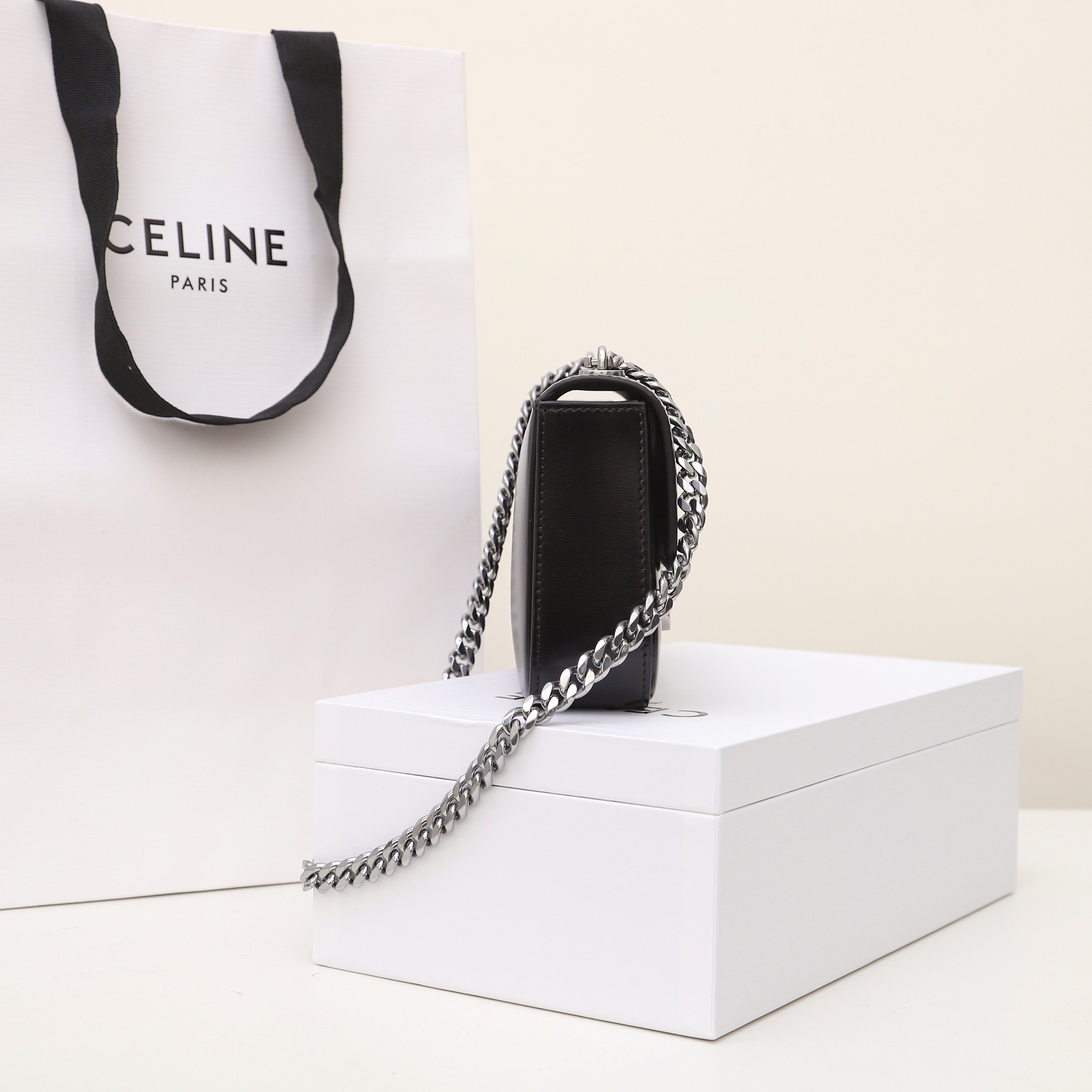 Replica Celine Chain Shoulder Bag Triomphe In Shiny Calfskin Sliver - Image 7