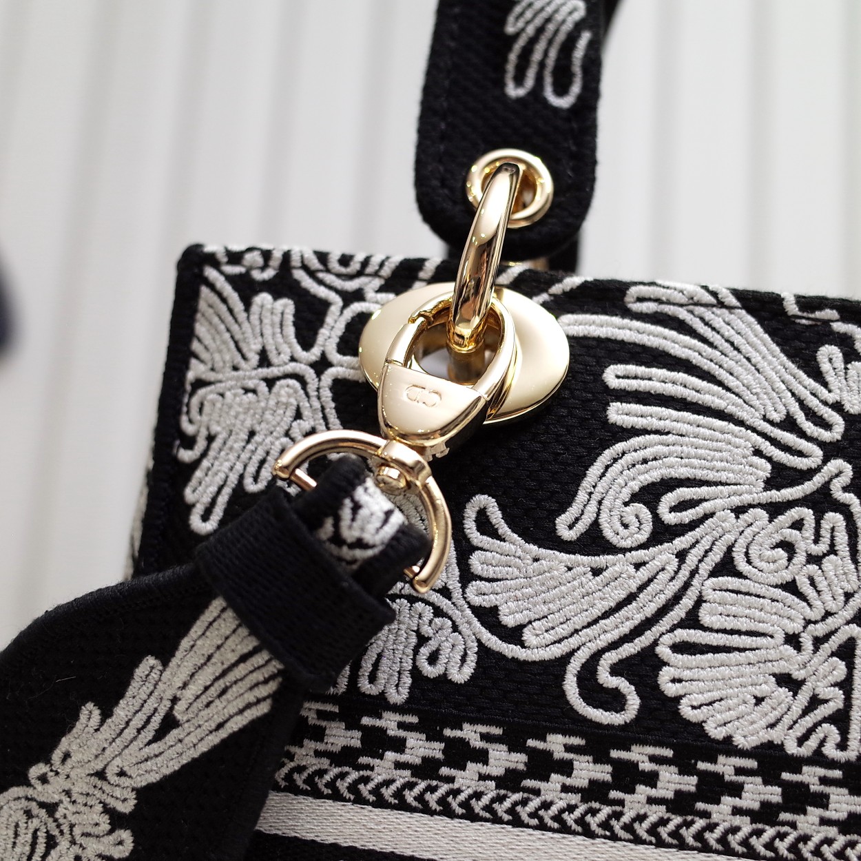 Replica Dior Medium Lady D-Lite Bag M0565Omdv_M993 - Image 8