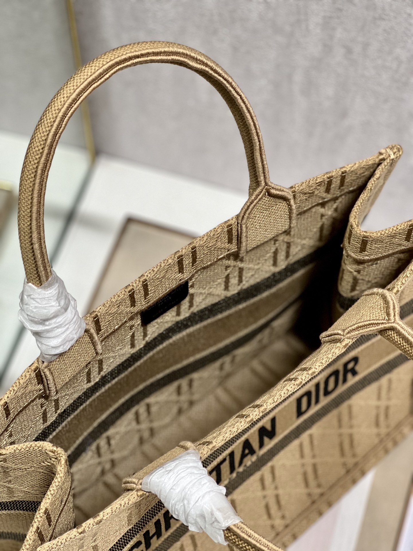 Replica Dior Book Tote Medium Natural Cannage Raffia M1296Zsqd_M925 - Image 2