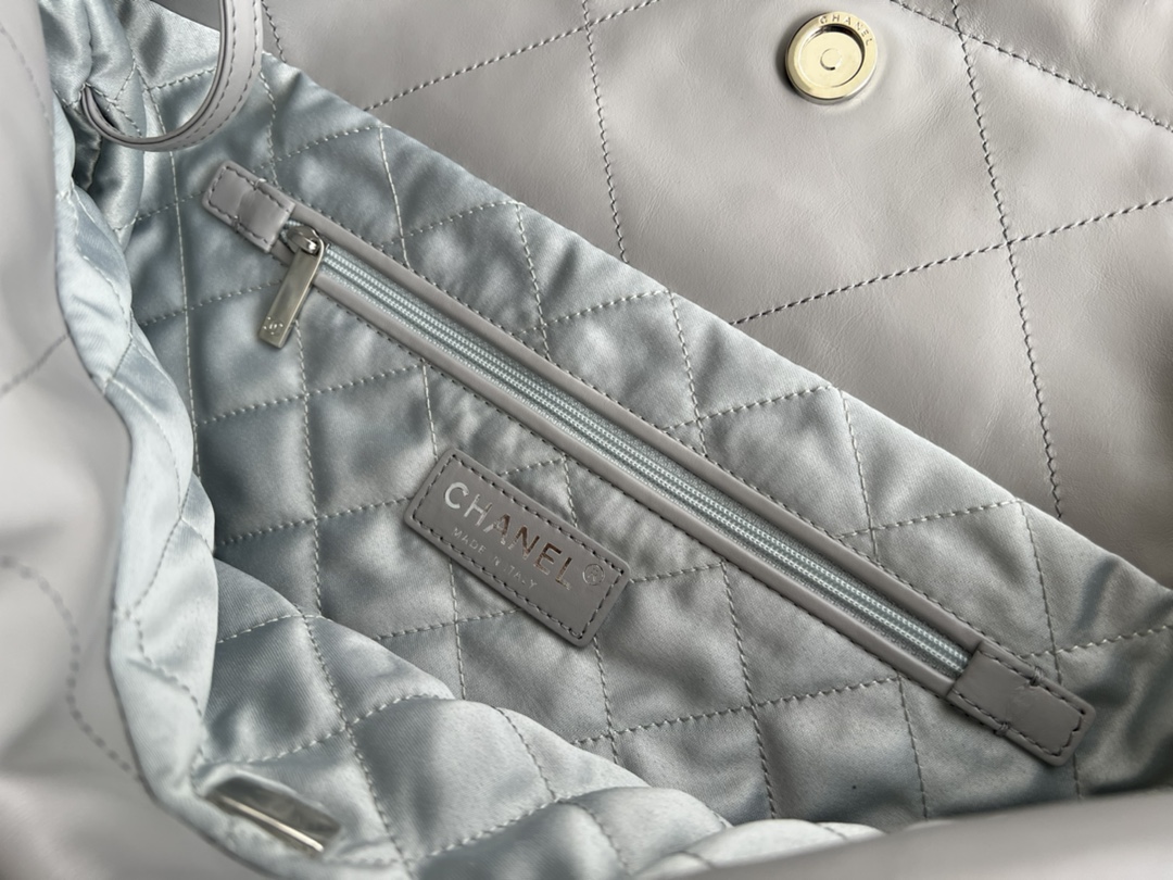 Replica Chanel 22 Bag White - Image 4