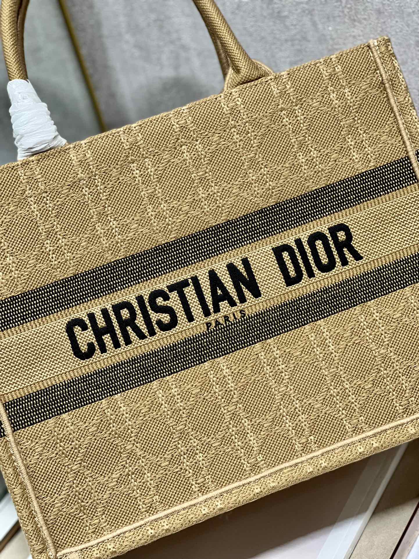 Replica Dior Book Tote Medium Natural Cannage Raffia M1296Zsqd_M925 - Image 4