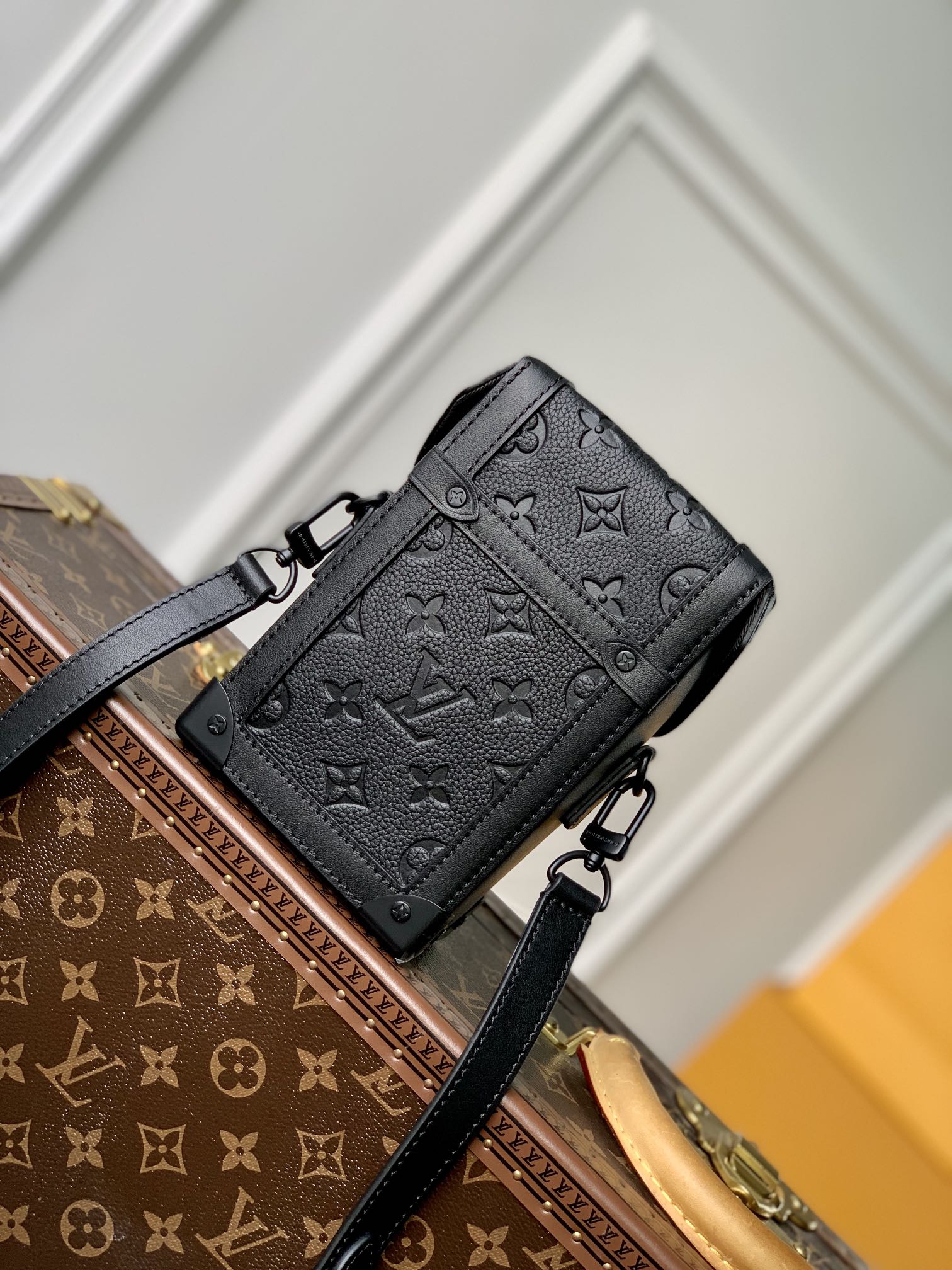 Replica Louis Vuitton Vertical Trunk Wearable Wallet M82070 - Image 6