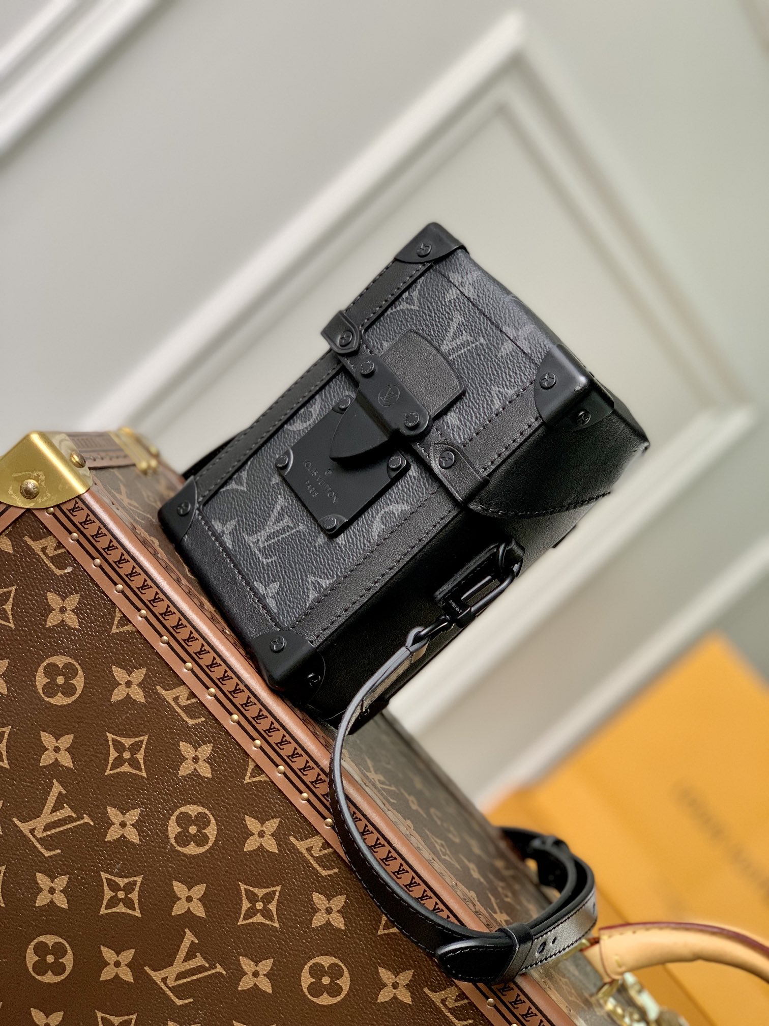 Replica Louis Vuitton Vertical Trunk Wearable Wallet M82077 - Image 5