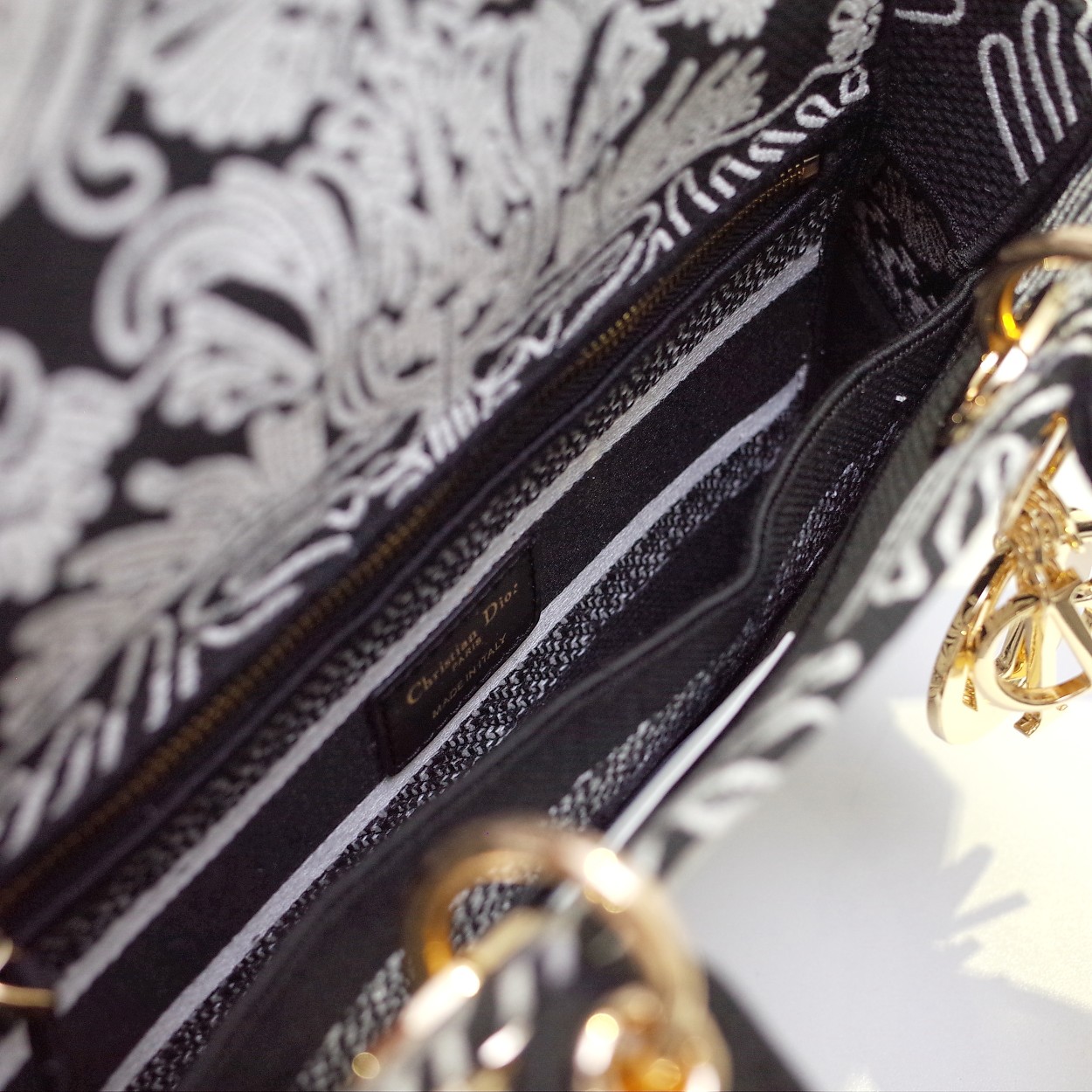 Replica Dior Medium Lady D-Lite Bag M0565Omdv_M993 - Image 2