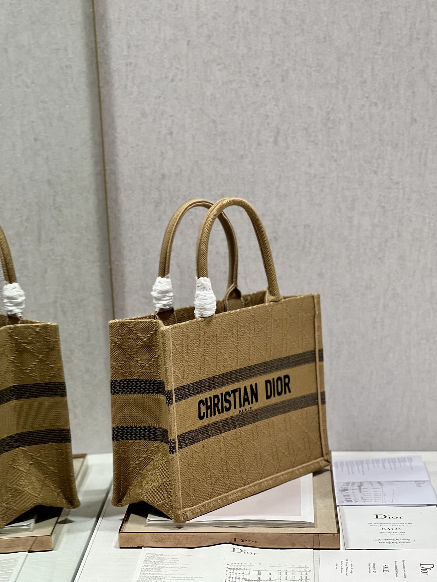 Replica Dior Book Tote Medium Natural Cannage Raffia M1296Zsqd_M925 - Image 9
