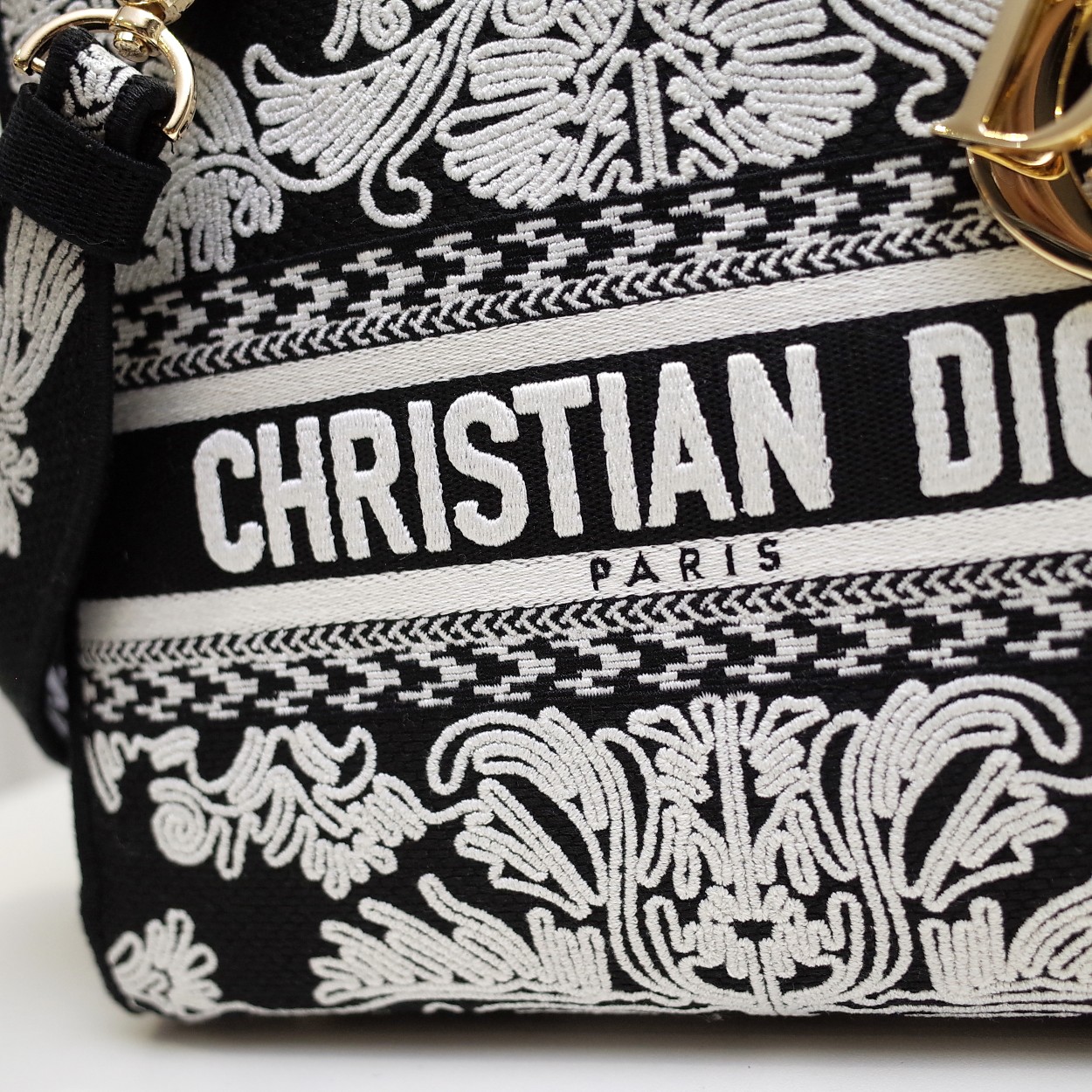Replica Dior Medium Lady D-Lite Bag M0565Omdv_M993 - Image 9