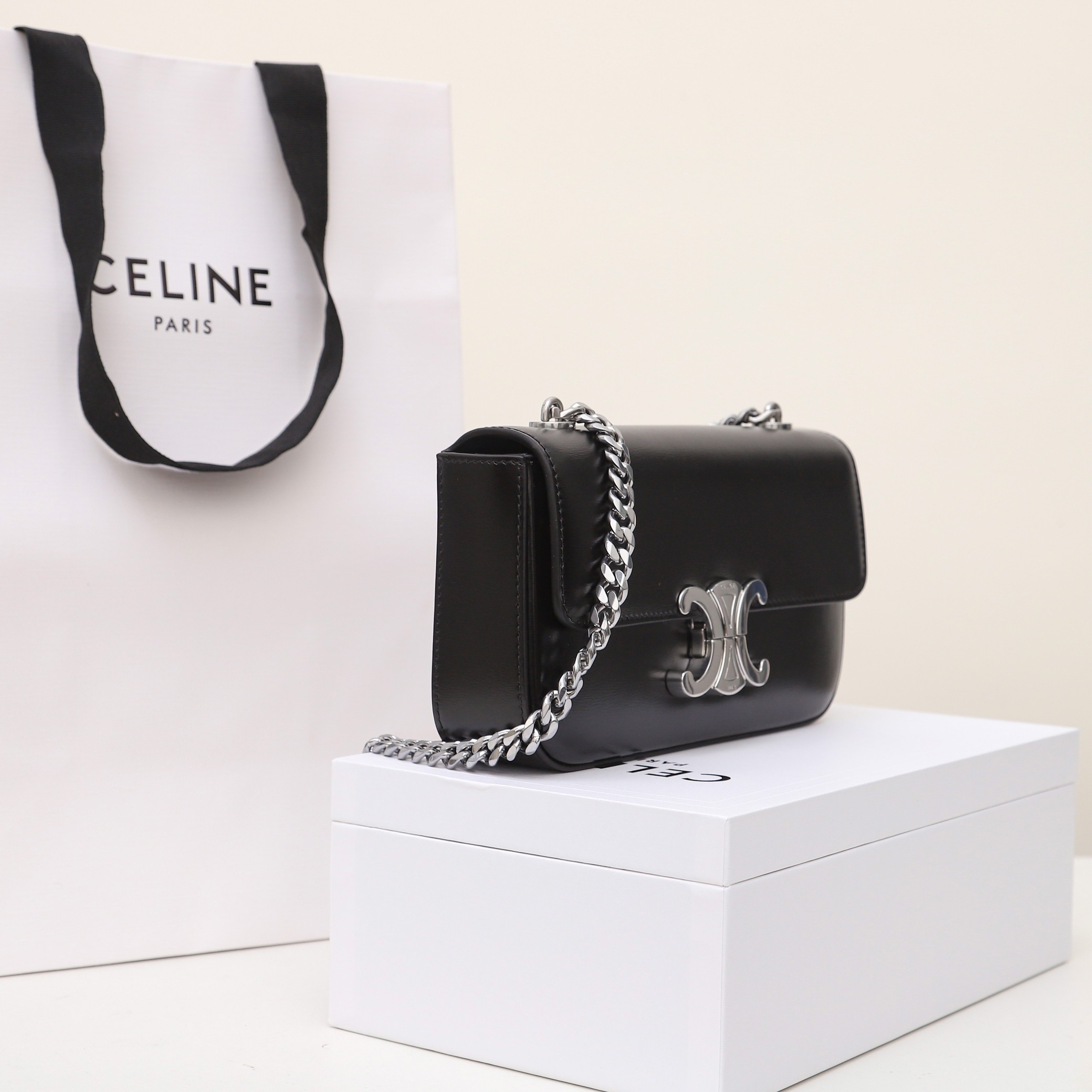 Replica Celine Chain Shoulder Bag Triomphe In Shiny Calfskin Sliver - Image 9