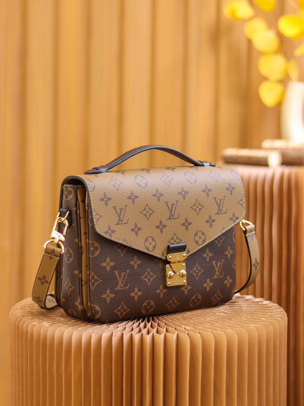 Replica Louis Vuitton Pochette Metis East West M44876 - Image 4