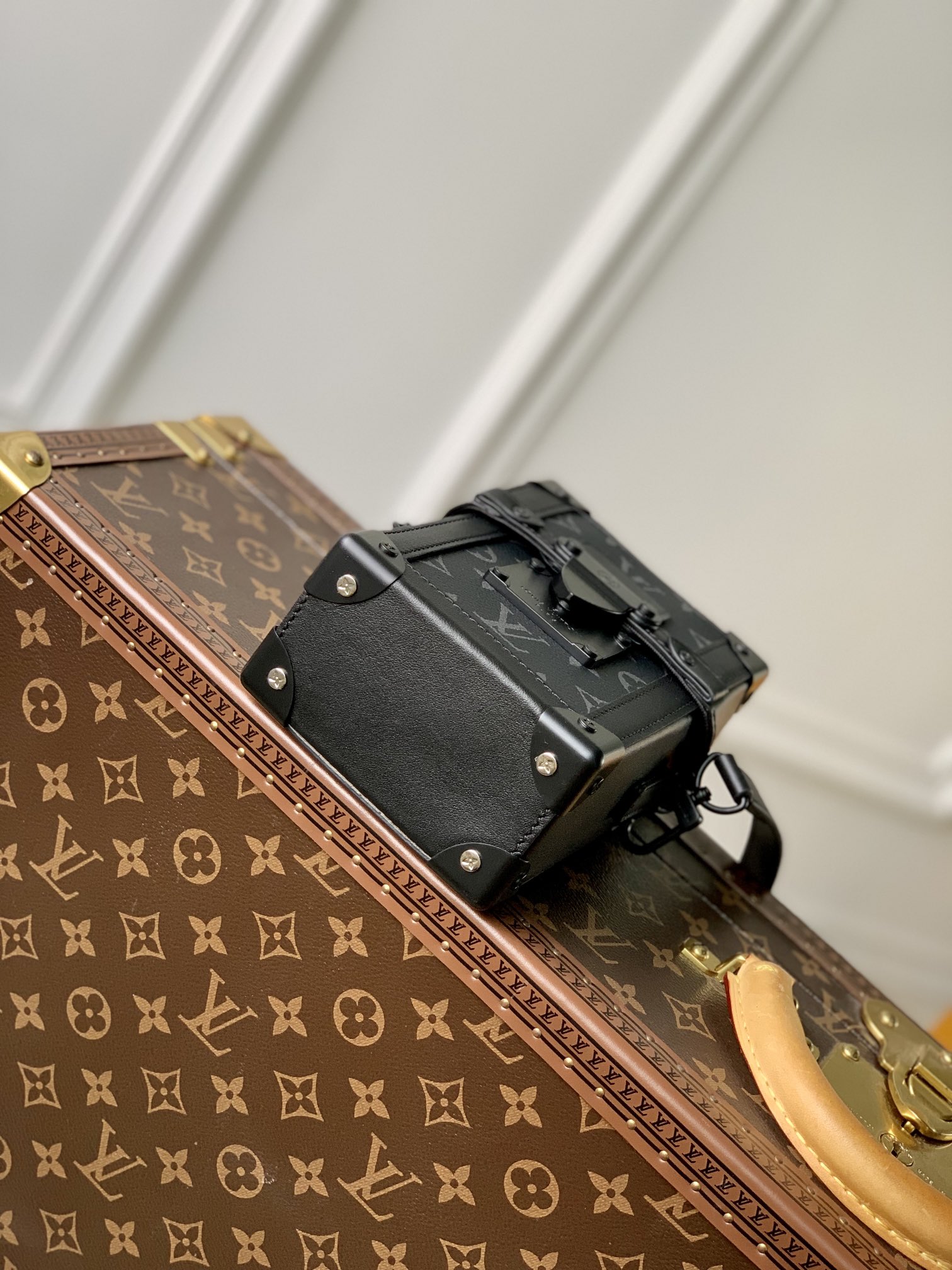Replica Louis Vuitton Vertical Trunk Wearable Wallet M82077 - Image 7
