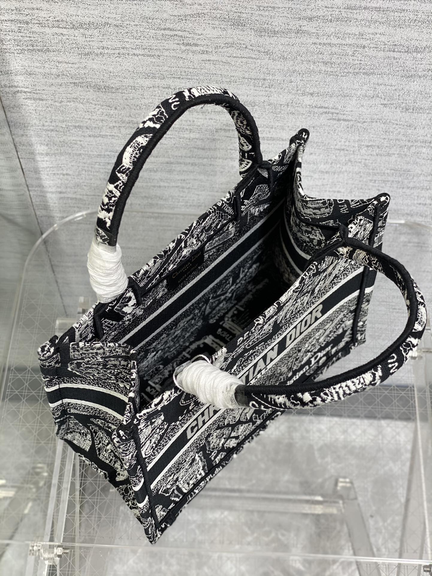 Replica Dior Book Tote Large Black And White Plan De Paris Embroidery M1265Zomp_M993 - Image 9