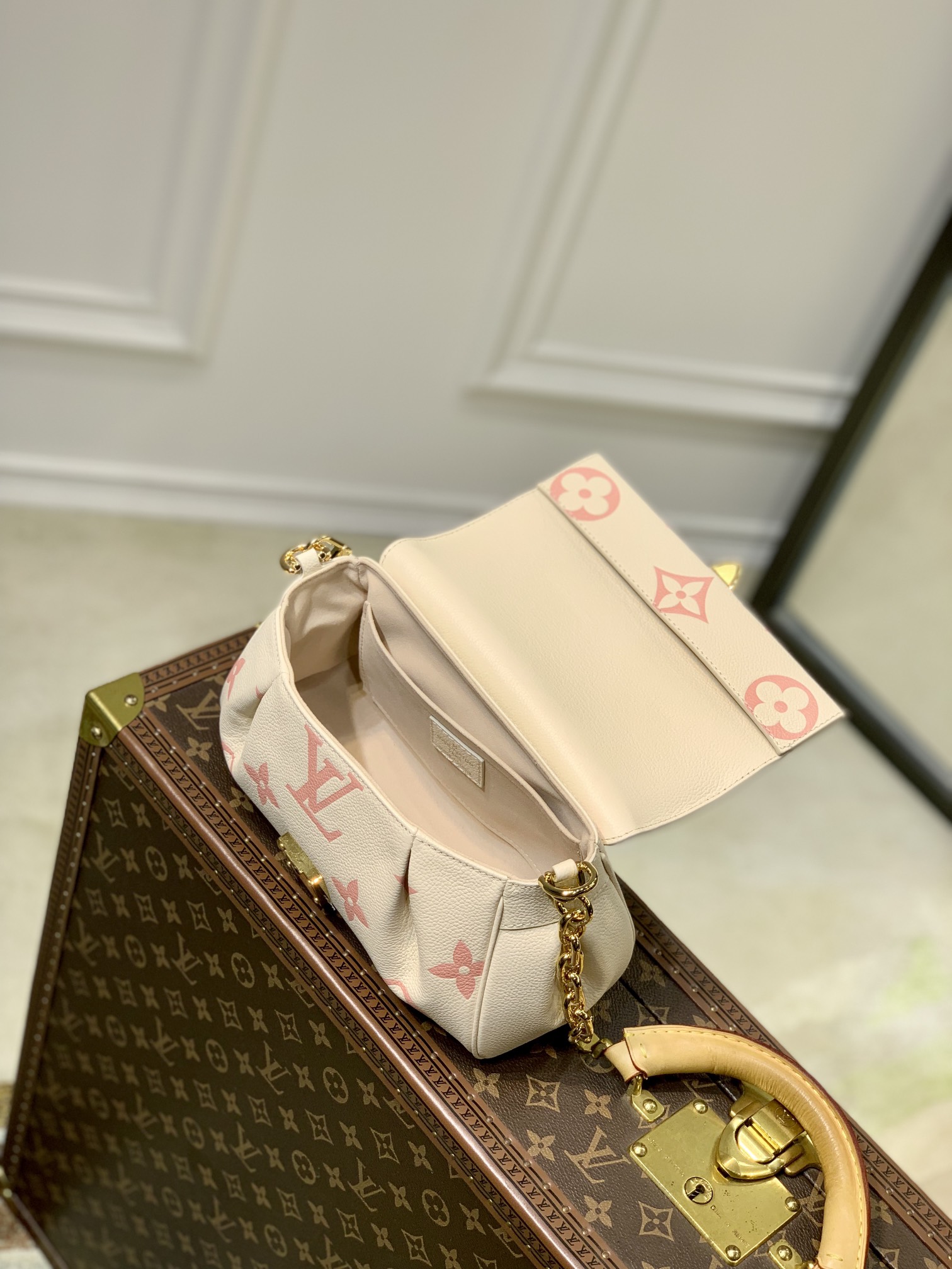 Replica Louis Vuitton Favorite M46393 - Image 8