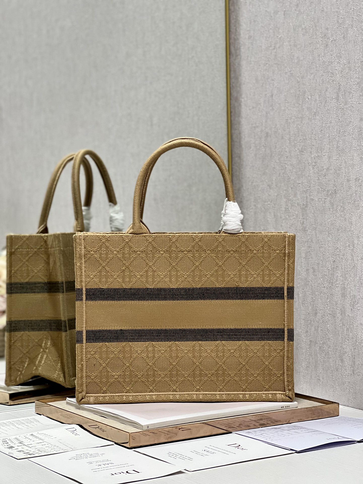 Replica Dior Book Tote Medium Natural Cannage Raffia M1296Zsqd_M925 - Image 5