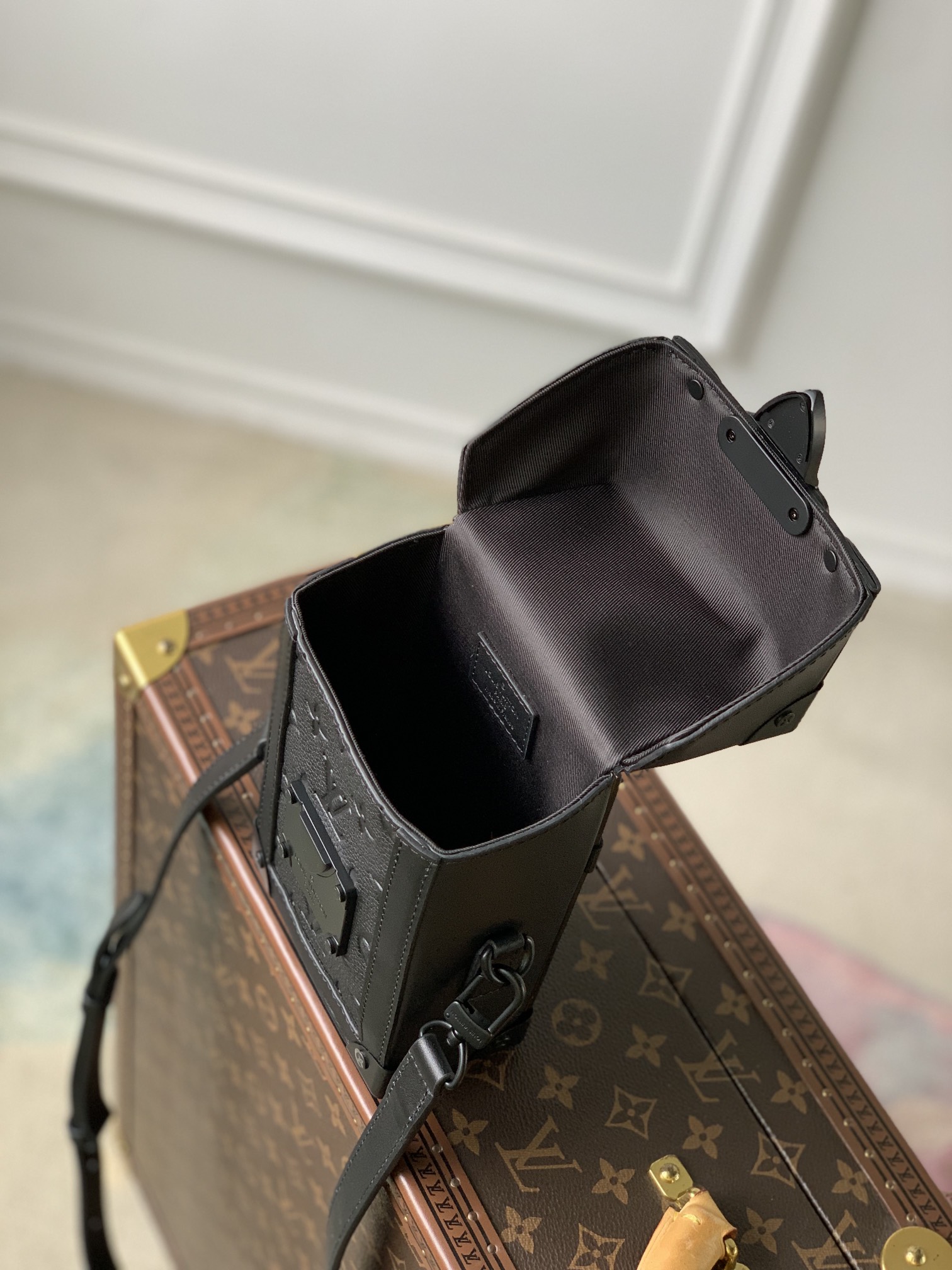 Replica Louis Vuitton Vertical Trunk Wearable Wallet M82070 - Image 5