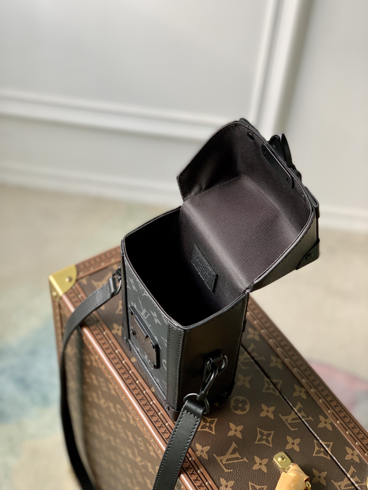 Replica Louis Vuitton Vertical Trunk Wearable Wallet M82077 - Image 3