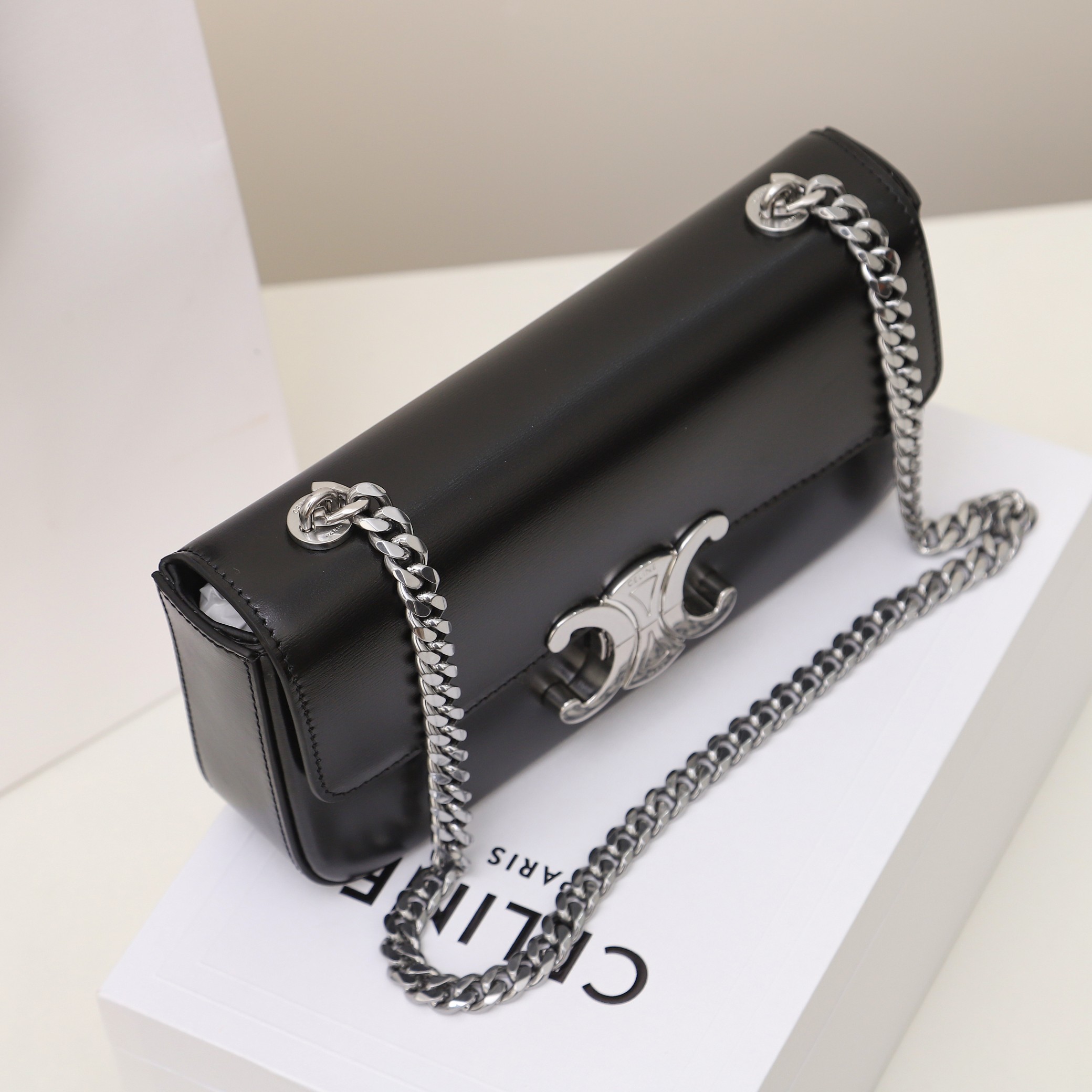 Replica Celine Chain Shoulder Bag Triomphe In Shiny Calfskin Sliver - Image 4