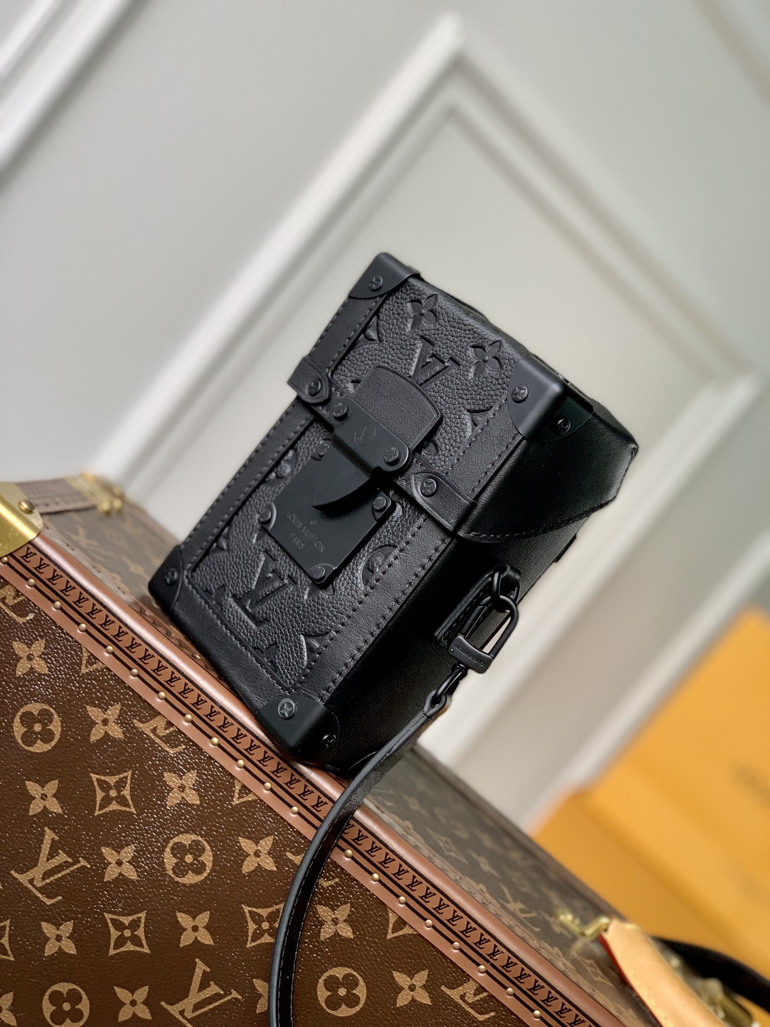 Replica Louis Vuitton Vertical Trunk Wearable Wallet M82070 - Image 8
