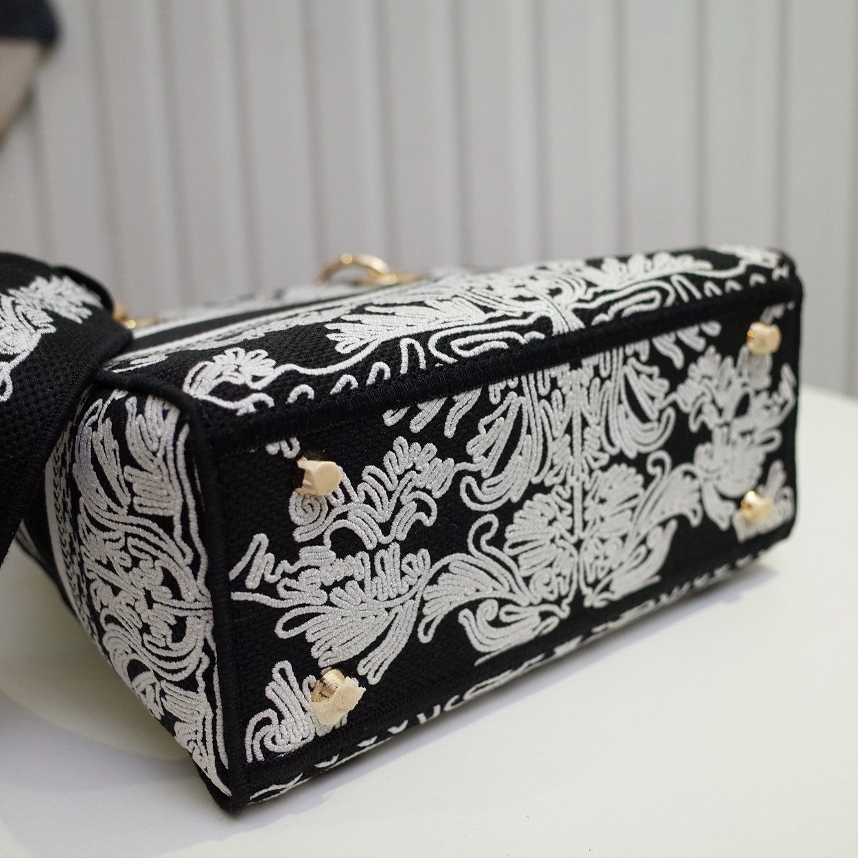 Replica Dior Medium Lady D-Lite Bag M0565Omdv_M993 - Image 7