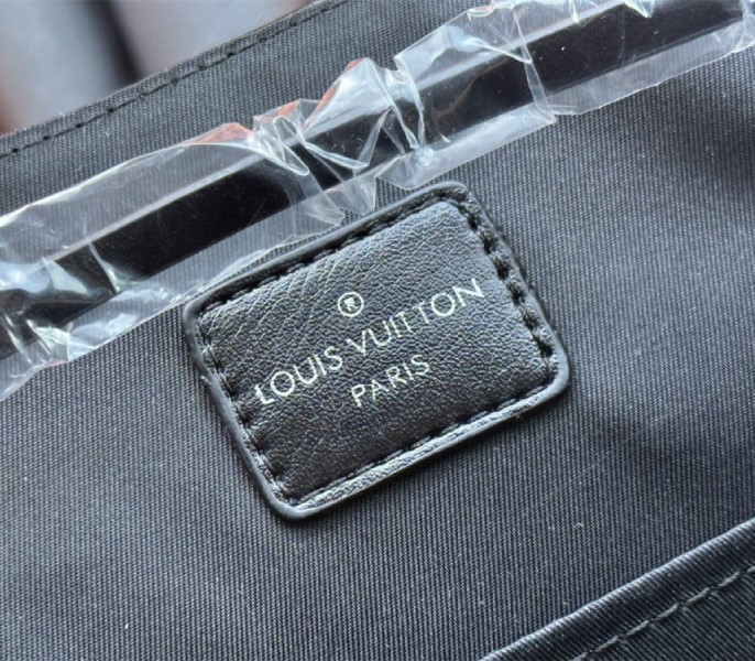 Louis Vuitton Montsouris Vibe PM In Black - Image 9