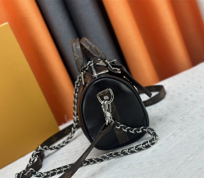 Louis Vuitton Vibe Keepall Bandouliere 25 In Black And Monogram Canvas - Image 3